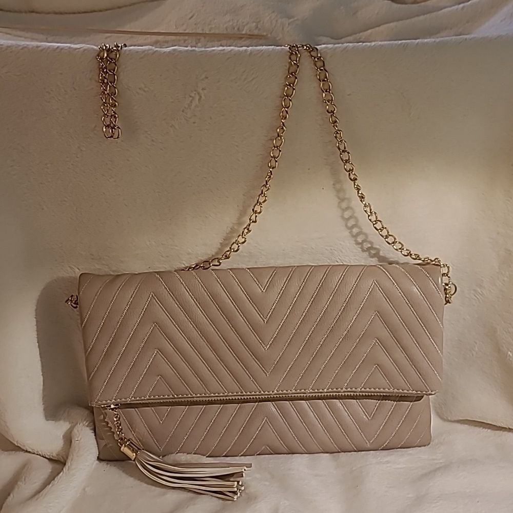 Shoulder chain purse with 3 pockets with magnet closure